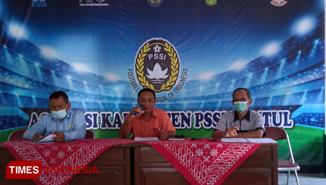 Wakil Ketua Askab PSSI Bantul Susela Marwata saat memberikan keterangan pada jumpa pers (Foto: Totok Hidayat/TIMES Indonesia)
