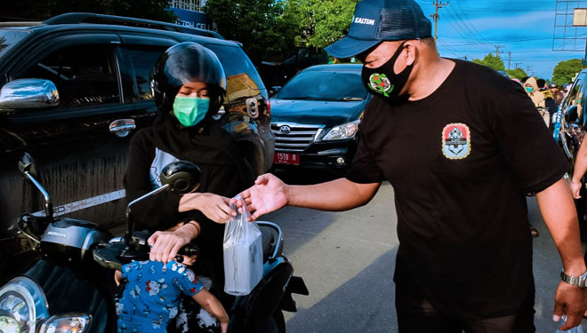Ketua Aliansi suporter Bontang, Nurkhalid saat membagikan takjil (Foto: Nurkhalid For TIMES Indonesia)
