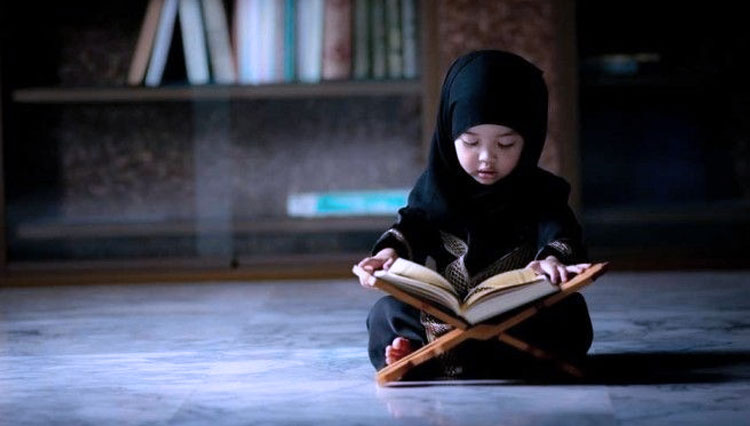 Ilustrasi anak ketika membaca Al-Quran (Foto: Pinterest)