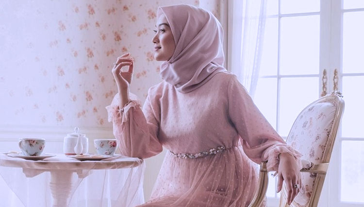 Beberapa contoh baju muslimah yang bisa dipakai saat momen lebaran. (Foto: Instagram/@Hijabchic)