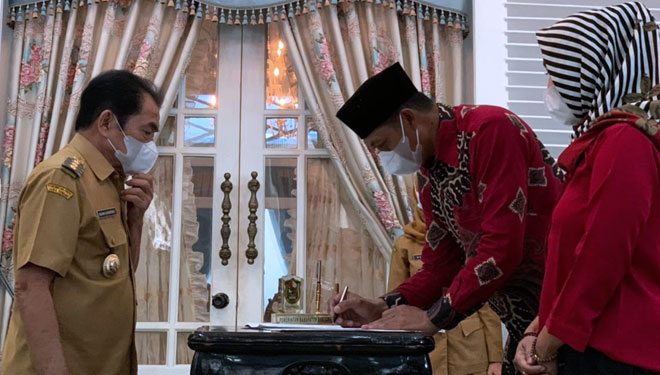 Bupati Banjarnegara Budhi Sarwono menyerahkan bantuan dana parpol. (Foto: Kominfo for TIMES Indonesia)