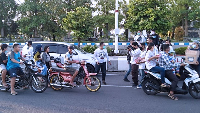 Komunitas motor CCI Region Madiun membagikan takjil di Alun-alun Caruban, Madiun, Jawa Timur, Selasa (11/5/2021).(foto: Dok.Bold Riders)