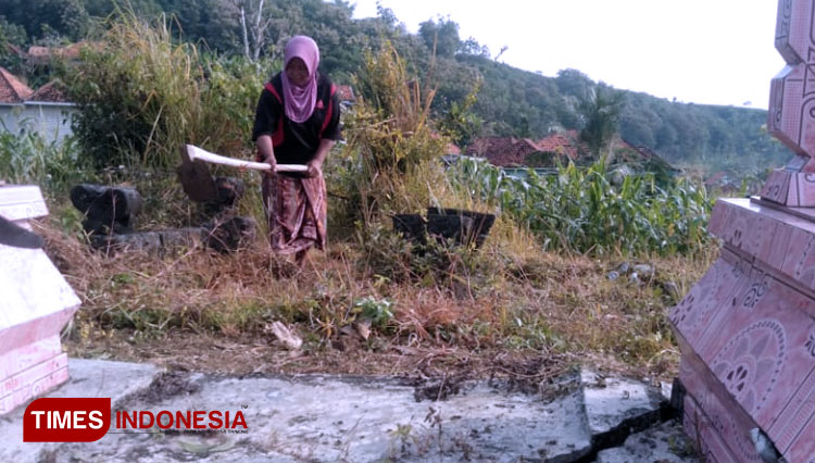 Tampak warga melaksanakan tradisi kosar atau ziarah kubur. Selain mendoakan kosar juga membersihkan kuburan anggota keluarga dari rumput liar (FOTO: Moh Bahri/TIMES Indonesia).