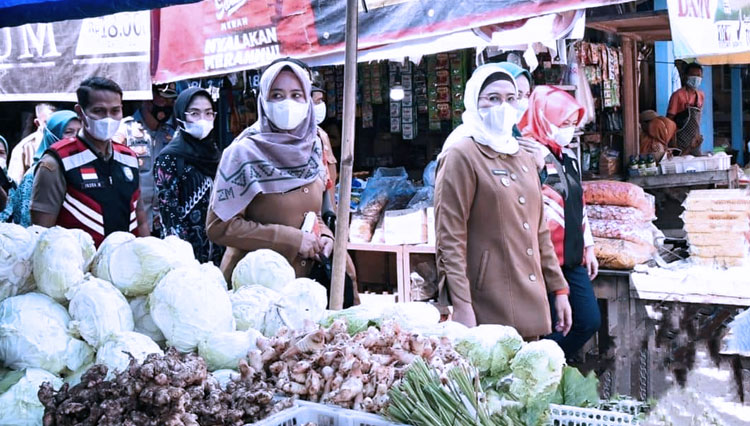Bupati Indramayu Nina Agustina saat memonitoring pasar jelang lebaran. (Foto: Diskominfo Kabupaten Indramayu)
