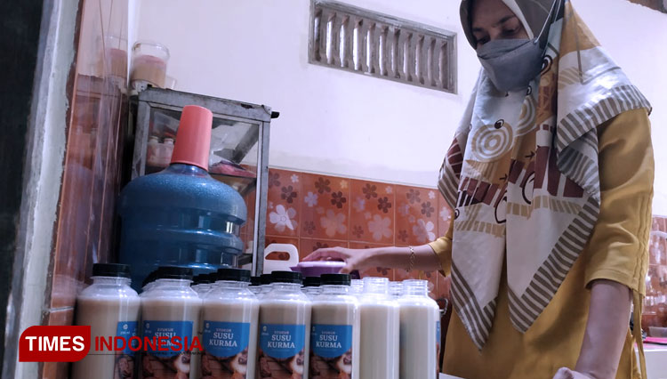 Ninda Alivia tengah mengemas susu kurma di rumahnya Jalan Tirtoyudo, Kelurahan Blitar Kecamatan Sukorejo Kota Blitar, Selasa (11/5/2021). (Foto : Ninda for Times Indonesia)