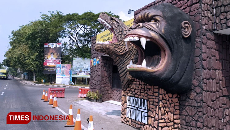 Penampakan Godzilla dan Kong di Pos Yan Terminal Lamongan a