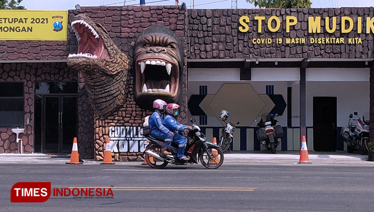Pos Pelayanan di Terminal Lamongan Dijaga Dua Monster, Godzilla dan Kong