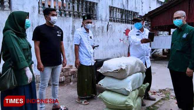 Penyerahan bantuan berupa sembako, vitamin dan obat-obatan oleh DPC PKB Banyuwangi dan DPRD Banyuwangi Fraksi PKB. (Foto: Riswan Efendi/TIMES Indonesia)
