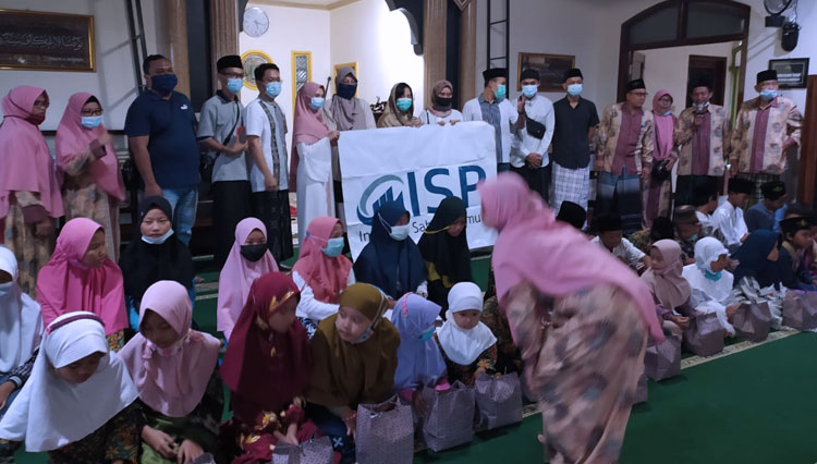 Takmir Masjid Al Musthofa Blitar Tutup Acara Ramadan dengan Santunan Anak Yatim
