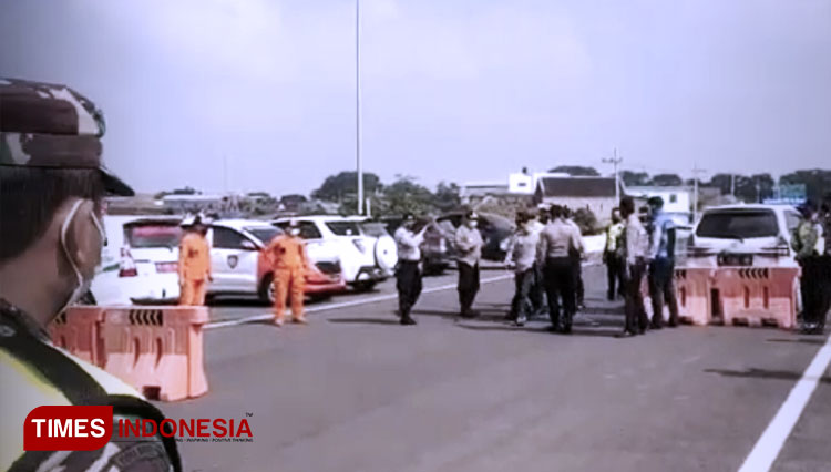 Terekam video pengendara asal Bangkalan, Madura, Jawa Timur yang berhasil diamankan petugas Pos Penyekatan Exit Tol Madyopuro, Selasa (11/5). (FOTO: Tangkapan Layar/TIMES Indonesia)