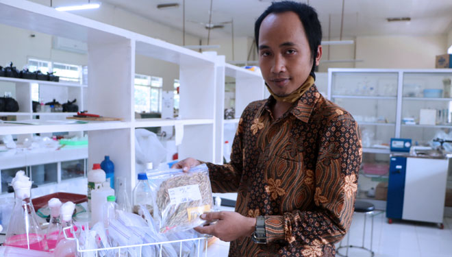 Dosen dan peneliti Fakultas Pertanian Unej, Mohammad Ubaidillah, yang getol mengembangkan padi varietas baru berbasis plasma nutfah padi lokal. (Foto: Humas Unej for TIMES Indonesia)