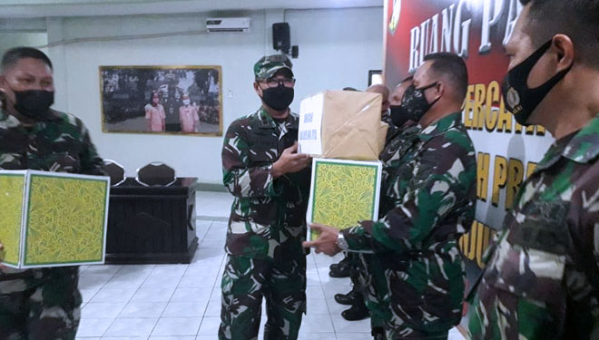 Dandim 1310 Letkol Inf Benny Lesmana SE.M.Han menyerahkan bingkisan Idul Fitri kepada prajurit Kodim 1310 Bitung. (Foto: Kodim 1310 Bitung for TIMES Indonesia)