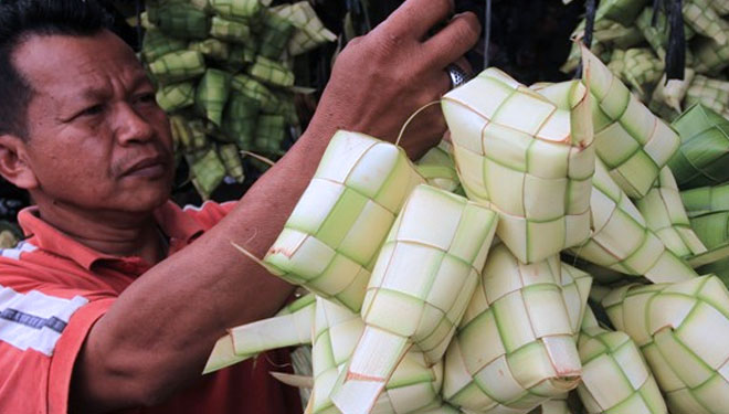 Ilustrasi pedagang ketupat. (Foto: bisnis.com)