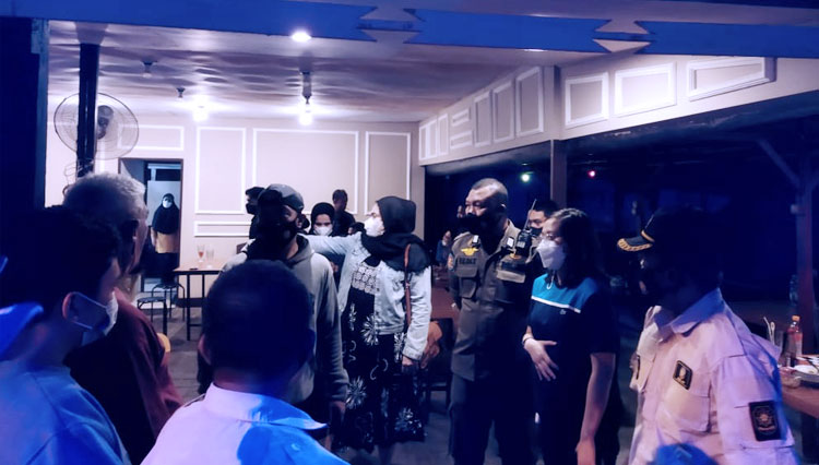 Satuan Polisi Pamong Praja (Satpol PP) Kota Gorontalo saat melakukan razia di salah satu rumah makan yang ada di Kota Gorontalo (FOTO: Humas Pemkot Gorontalo) 
