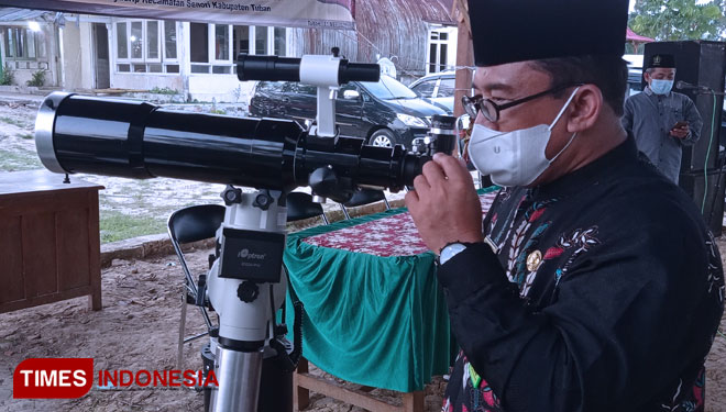 Kepala kemenag Kabupaten Tuban Sahid saat melaksanakan sidang oleh pengadilan agama penetapan 1 syawal 1442 H (11/05/2021) (Foto : Ahmad Istihar/Times Indonesia)