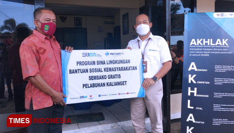 Retno Pujianto, GM PELINDO III Kalianget serahkan Bantuan Kemitraan Bina Lingkungan pada Kades Kalianget Timur, Ipong (akrabnya) di kantor PT. Pelindo III, jl. Raya Pelabuhan Kalianget, Sumenep, Selasa (11/05/2021)