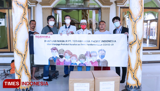 PT TAPI berbagi ribuan masker untuk masyarakat.(Foto: Dede Sofiyah/TIMES Indonesia)