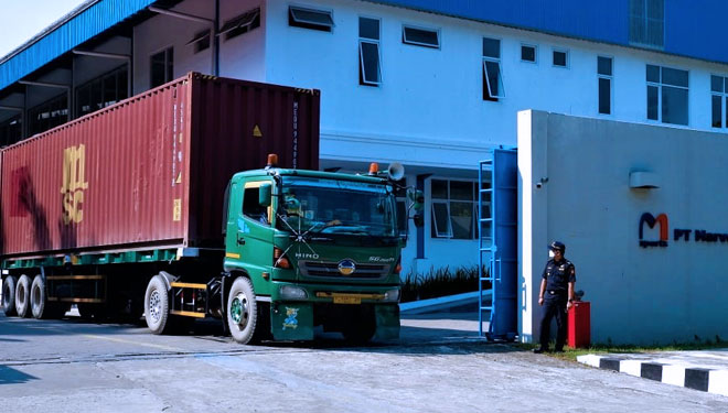 Sebuah truk kontainer yang membawa sarung tangan dari pabrik PT Marvel Sports Ekspor International yang akan di ekspor ke Amerika Serikat. (Foto: Bea Cukai Yogyakarta)