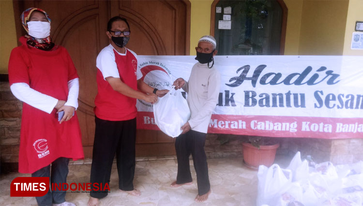 Bantuan paket lebaran secara simbolis diserahkan tim BSMI kepada perwakilan Penggali kubur Dipatiukur (FOTO: Susi/TIMES Indonesia)