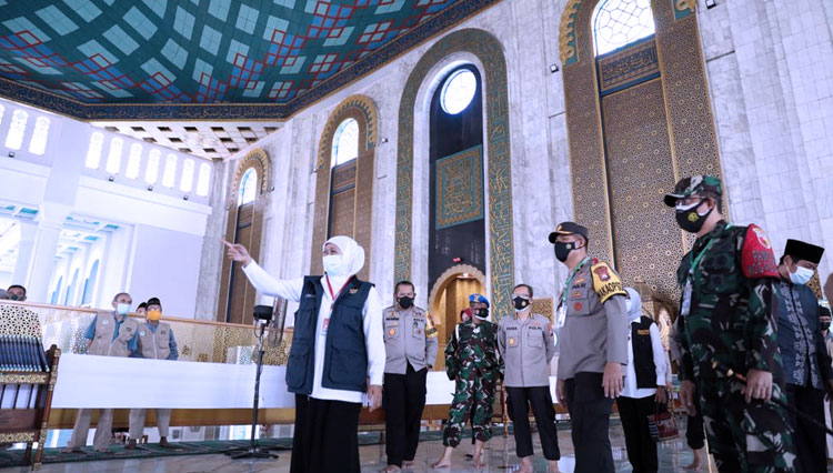 Foto : Gubernur Khofifah saat meninjau kesiapan Masjid Nasional Al Akbar Surabaya, Rabu (12/5/2021).(Dok.Humas Pemprov Jatim)