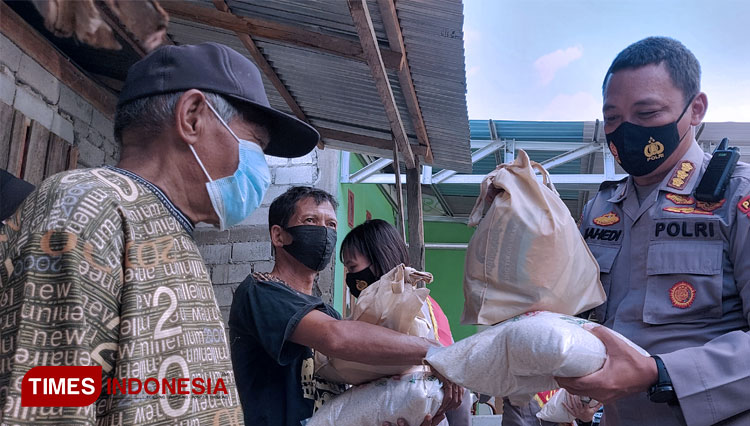 Kepala Biro SDM Polda Sulteng, Kombes Pol Mahedi Surindra saat menyerahkan bantuan sembako kepada warga di RT 01 RW 13 Vatutela, Kota Palu. (FOTO: Sarifah Latowa/TIMES Indonesia)