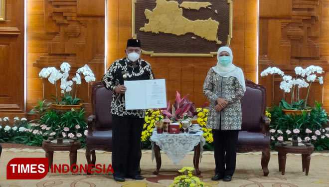 Gubernur Khofifah menyerahkan surat Plt Bupati Nganjuk kepada Marhaen Djumadi, Selasa (11/5/2021) malam.(Foto : Lely Yuana/TIMES Indonesia) 