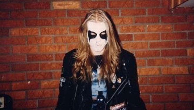 Salah satu vokalis band Black Metal, Mayhem yang terlihat seluruh wajah personel diberi riasan hitam putih yang menjadi ciri khas aliran band mereka. (Foto: Istimewa)