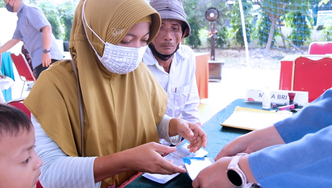 Pemberian biaya perbaikan bagi warga terdampak ledakan tangki Pertamina RU VI Balongan Indramayu. (Foto: Humas Pertamina RU VI Balongan)