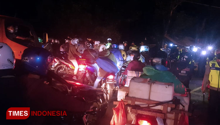 Ribuan pemudik dihalau petugas di Posko Penyekatan Letter U Gentong, ribuan pemudik yang tidak memperlihatkan surat perjalanan terpaksa putar arah (FOTO: Harniwan Obech/TIMES Indonesia)