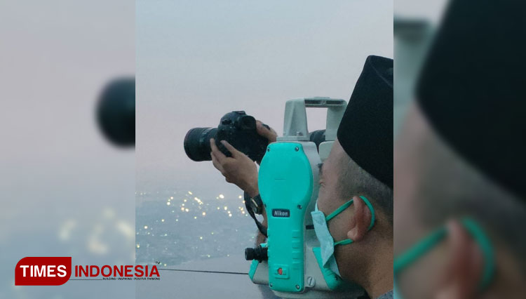 Dr H Imron Rosyadi MHI, pakar rukyatul hilal STAI Taswirul Afkar, memeragakan observasi awal pemantauan hilal. (Foto-foto: STAI Taswirul Afkar for TIMES Indonesia)
