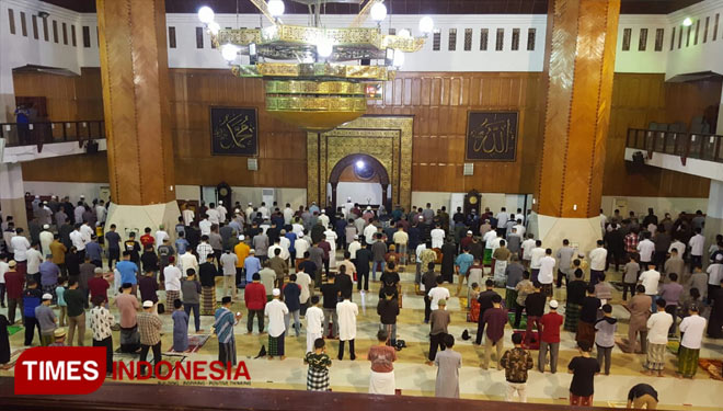 Jamaah Masjid Agung Kota Tasikmalaya melaksanakan ibadah salat tarawih di Bulan Suci Ramadan 1442 H (FOTO:Harniwan Obech/TIMES Indonesia)