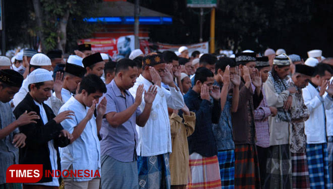 Sejumlah umat Islam saat melaksanakan sholat berjamaah.(Foto:Dok/TIMES Indonesia)