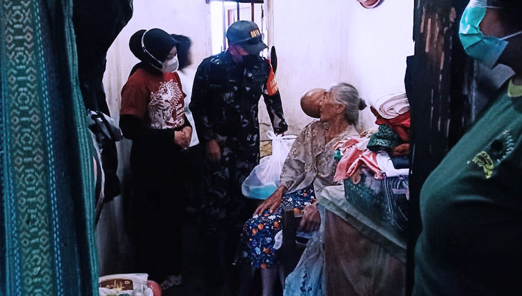 Duta Pancasila Kabupaten Malang bersama Koramil Turen memberikan bantuan kepada nenek penderita tumor. (FOTO: Duta Pancasila Kabupaten Malang for TIMES Indonesia).