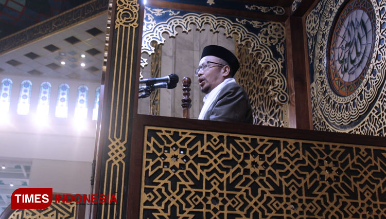 Khatib Masjid Al-Akbar Surabaya Sampaikan Pentingnya Memberi Kebahagiaan