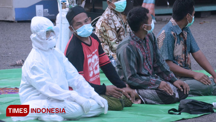 Pasien dan Nakes Khusyuk Ibadah Shalat Idul Fitri di RS Lapangan Indrapura Surabaya