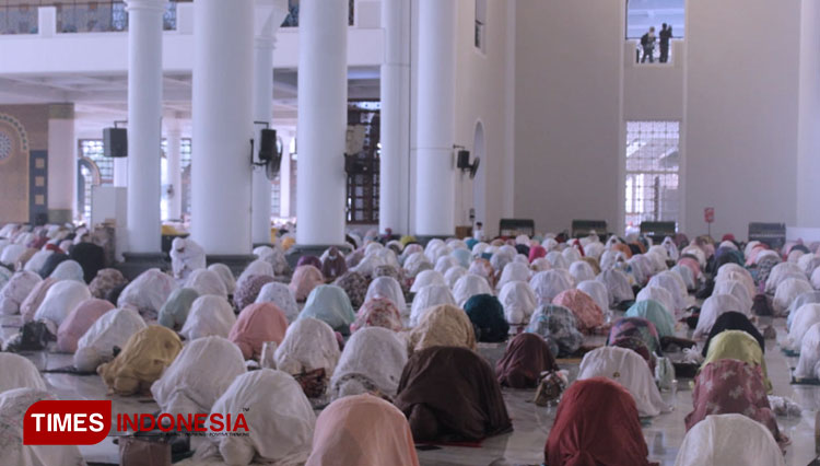 Suasana pelaksanaan Sholat Idul Fitri di Masjid Al-Akbar Surabaya, Kamis (13/5/2021). (Foto: Khusnul Hasana/TIMES Indonesia)