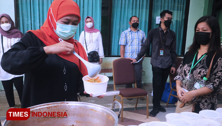Gubernur Jatim Khofifah menyajikan aneka menu lebaran bagi PMI yang tengah menjalani masa karantina di Asrama Haji, Sukolilo, Surabaya, Kamis (13/5/2021). (FOTO: Lely Yuana/TIMES Indonesia) 