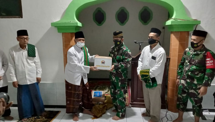 Kasdim memberikan santunan kepada pengasuh dan santri Pondok Pesantren Daarussalaam. (FOTO: Pendim Cilacap for TIMES Indonesia)