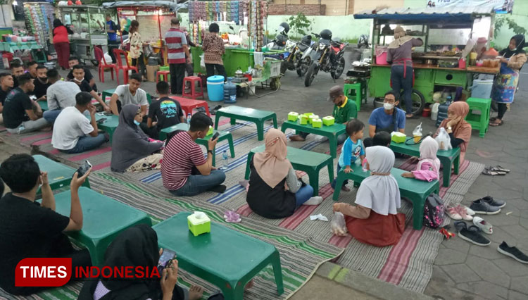 Suasana ngabuburit puasa terakhir di Masjid Al-Akbar Surabaya (Foto: Adhitya Hendra/TIMES Indonesia)