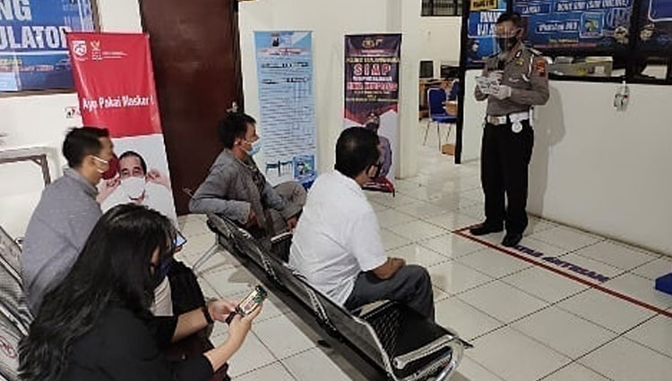 Penjelasan penyelenggara administrasi SIM Satlantas Polres Banjarnegara. (FOTO: Humas Polres for TIMES Indonesia)