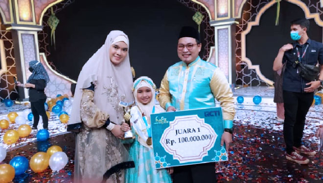 Aqeelah bersama kedua orang tuanya. (Foto: dokumen pribadi keluarga Aqeelah)