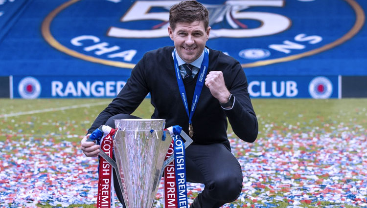 Akhirnya, Gerrard meraih trofi juara liga (Foto: rangers.co.uk)