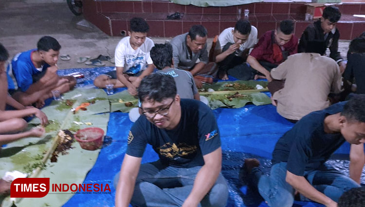 IPSB makan bersama warga (FOTO: Muchlas Hamidi/TIMES Indonesia)