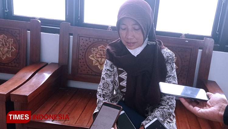 Kasi Penyelenggara Haji dan Umroh, Umi Khulsum saat di kantor kemenag Kabupaten Tuban (16/05/2021) (Foto: Ahmad Istihar/TIMES Indonesia)