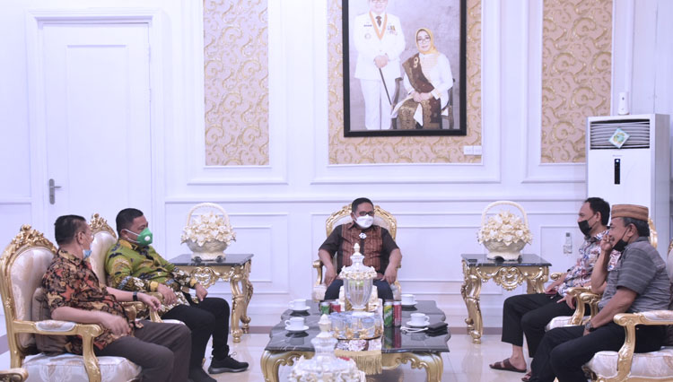 Wali Kota Gorontalo, Marten Taha saat menyambut kunjungan dari Panitia Silaturahmi Nasional (Silatnas) III  di kediamannya rumah dinas (Rudis) guna membahas persiapan pelaksanaan Silatnas III (Foto: Humas Pemkot Gorontalo)