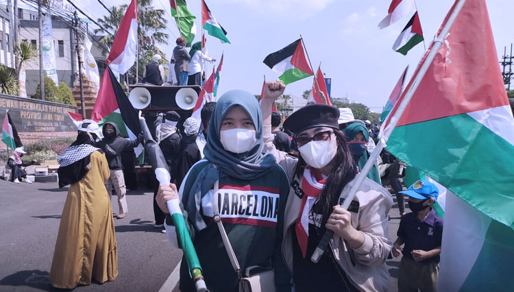 Sosialita Surabaya Denny Suksesti Bergabung Di Aksi Indonesia Bersatu Bela Palestina Times Indonesia