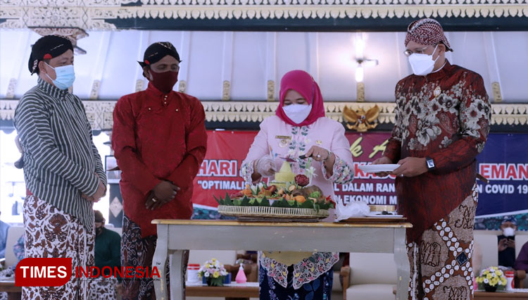 Bupati Sleman Kustini Sri Purnomo ketika potong tumpeng di Pendapa Pemkab Sleman. (FOTO: Humas Pemkab Sleman for TIMES Indonesia)