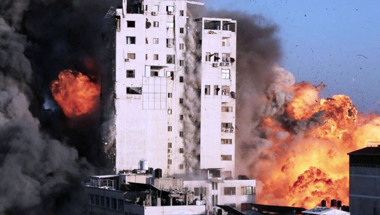 Shorouk Tower, blok apartemen 14 lantai yang memuat kantor berita internasional dan penduduk Palestina dihabisi Israel. (FOTO: Dok.Reuters) 