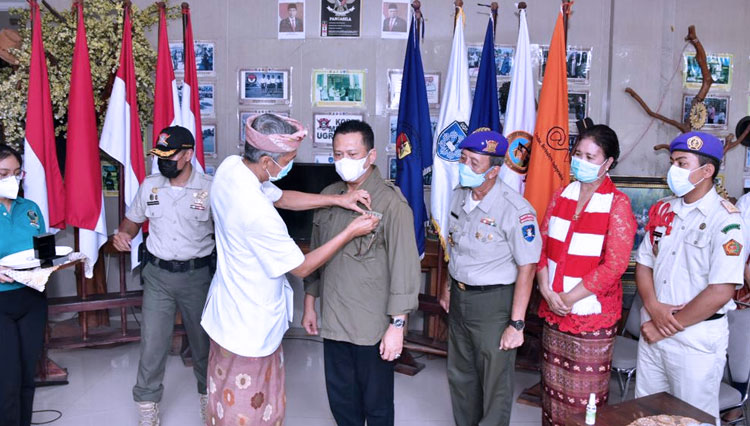 Ketua MPR RI Bambang Soesatyo dianugerahi penghargaan dan lencana 3/4 abad Resimen Mahasiswa Ugracena. (foto: dok MPR RI)