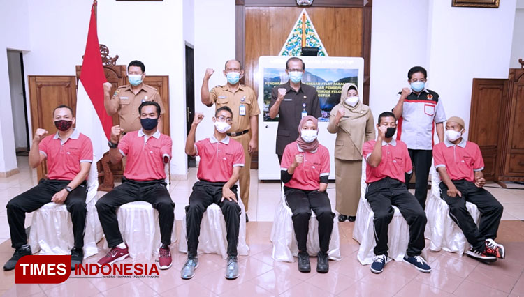 Bupati Magetan, Suprawoto saat melepas atlet paralympic dari Magetan di Ruang Jamuan Pendapa Surya Graha, Kabupaten Magetan, Jawa Timur, Selasa (18/5/2021). (Foto: Diskominfo Magetan for TIMES Indonesia)